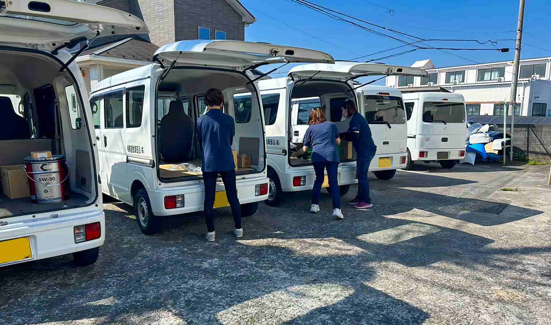 配送車に部品を積んでいる様子