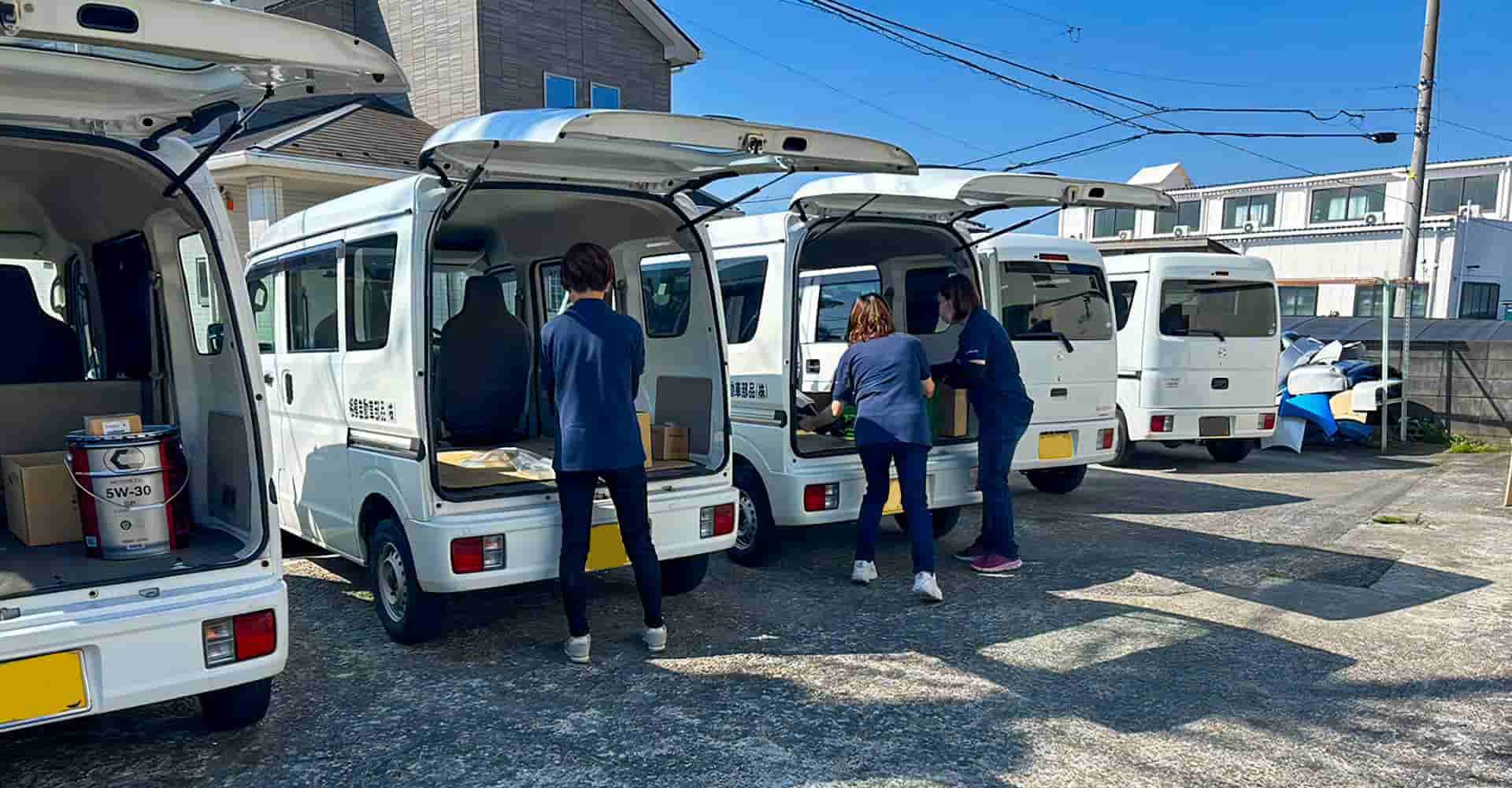 配送車に在庫を積んでいる様子