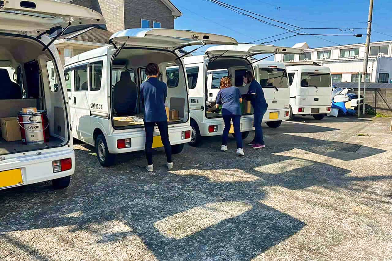 配送車に在庫を積んでいる様子