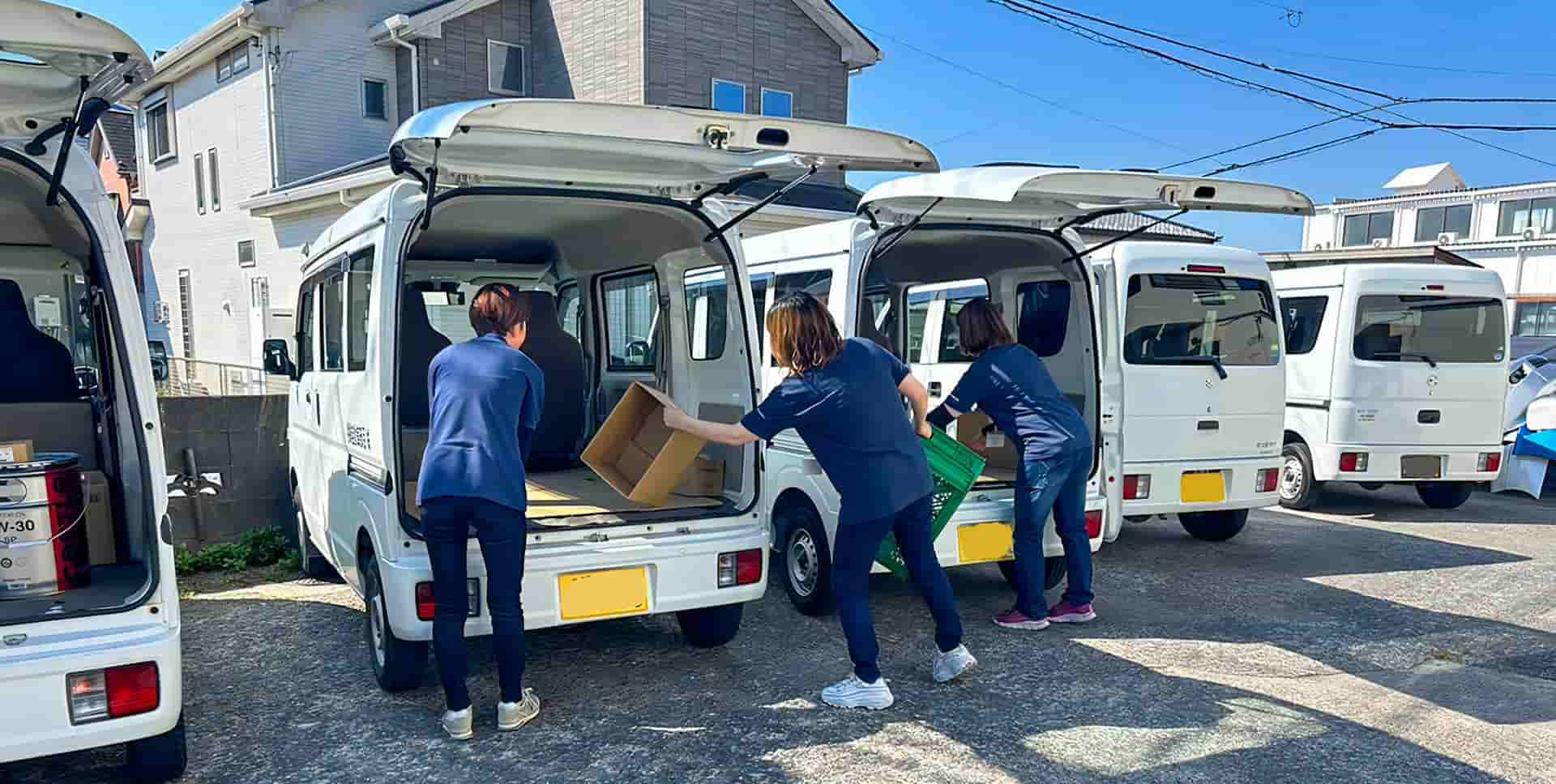 配送車に在庫を積んでいる様子