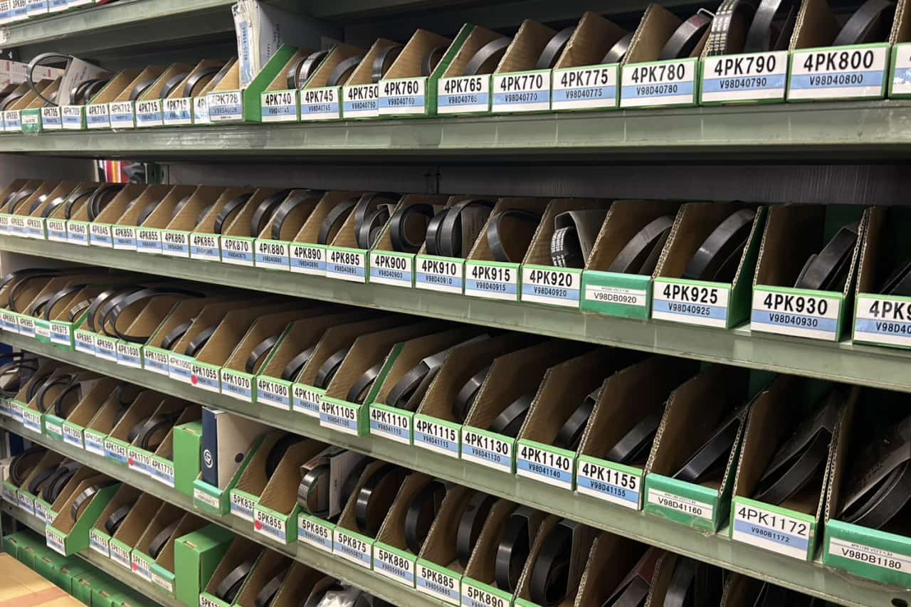 自動車部品の在庫が棚に並んでいる様子