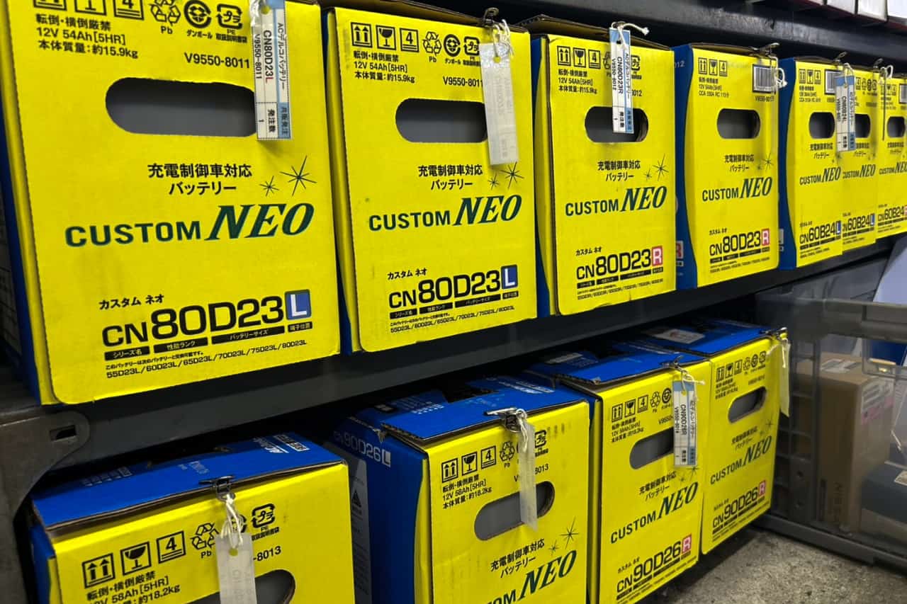 自動車部品の在庫が棚に並んでいる様子